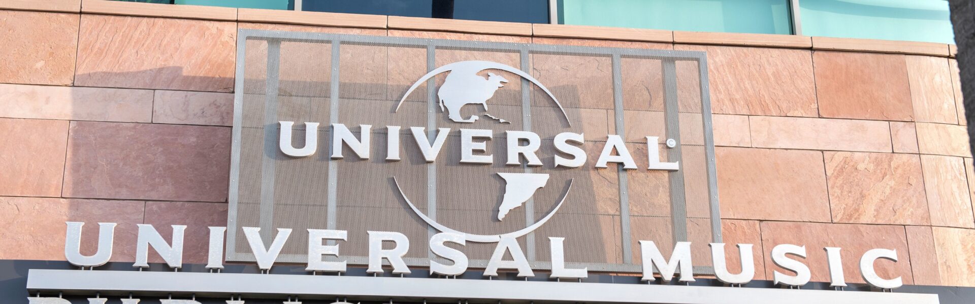 universal extends home entertainment deal with warner in russia