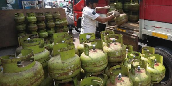 pekerja melakukan bongkar muat tabung lpg liquefied petroleum gas 3 kg atau gas melon di kawasan cililitan jakarta kamis 14720 2 169