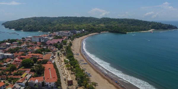Pantai Pangandaran menjadi magnet bagi para pengunjung yang mencari ketenangan dan keindahan alam di tepi Laut Jawa